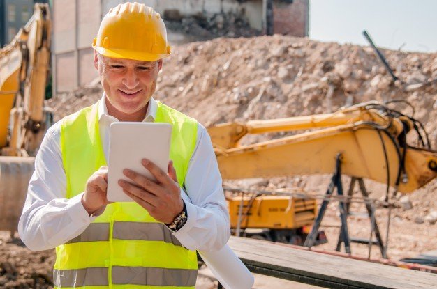 Profissional usando um tablet em imagem utilizada no projeto Artec